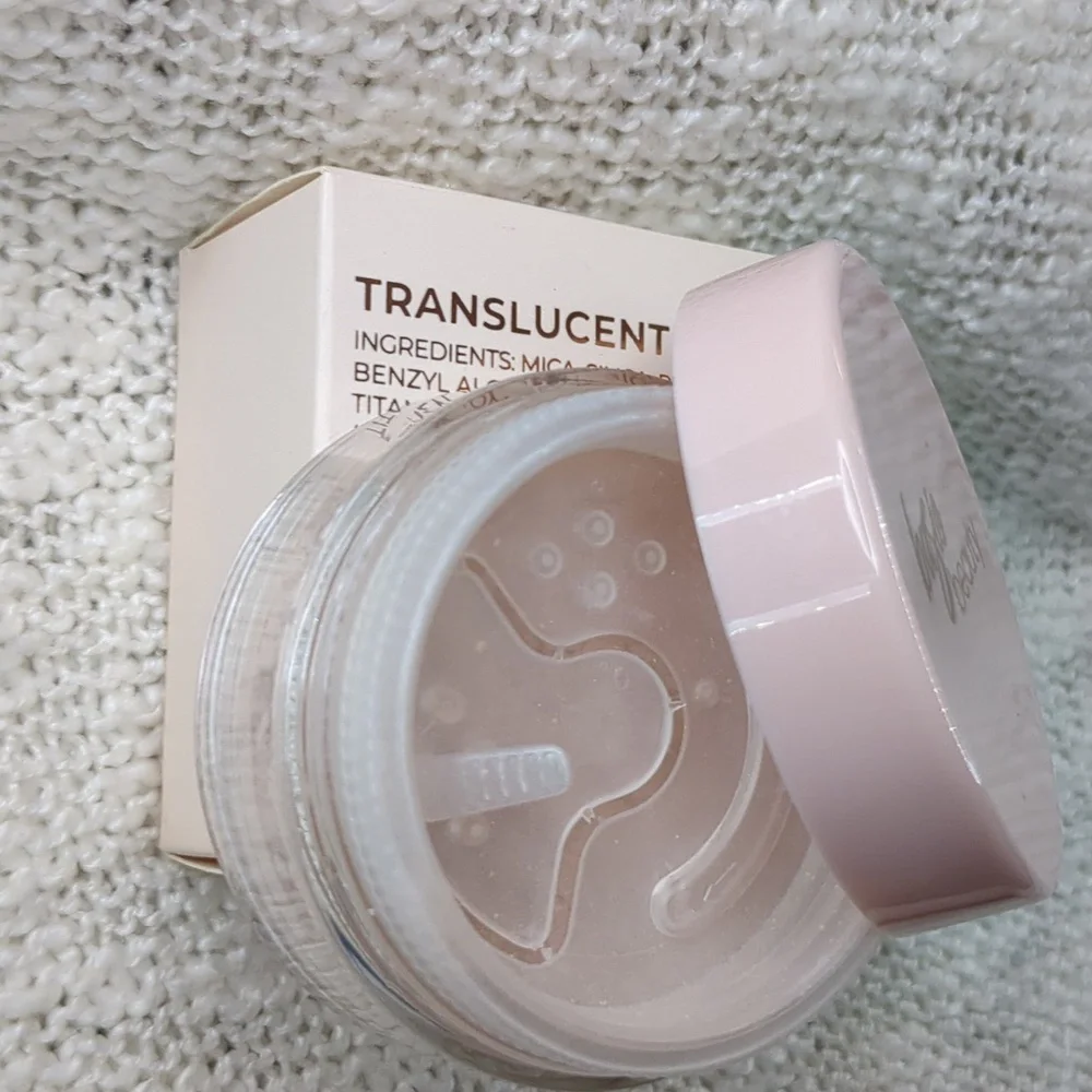 Basic Beauty Setting Powder in Translucent - Picture 3 of 10